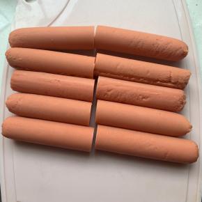 4、火腿肠对半切好。