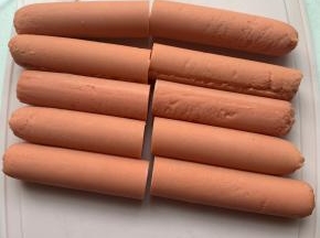 4、火腿肠对半切好。