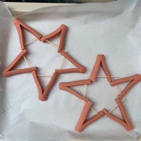 6、把全部弄好的火腿肠，摆上垫了油纸的烤盘，组成星星形状。