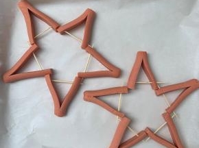 6、把全部弄好的火腿肠，摆上垫了油纸的烤盘，组成星星形状。