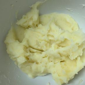 7、蒸好的土豆，压成泥。