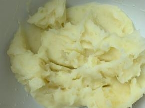 7、蒸好的土豆，压成泥。