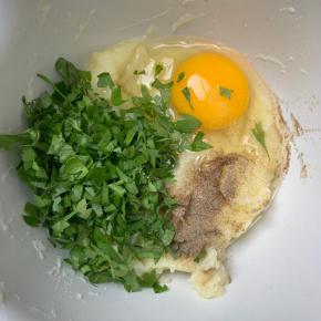 8、放入鸡蛋，芹菜叶，盐，黑胡椒粉