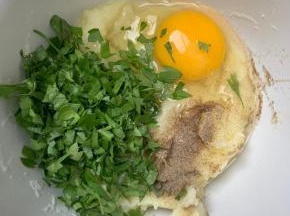 8、放入鸡蛋，芹菜叶，盐，黑胡椒粉