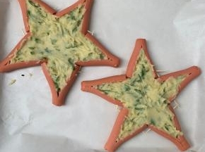 10、烤箱180度提前预热，把土豆泥放入星星中。