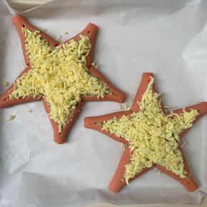 11、然后在上面撒上芝士。