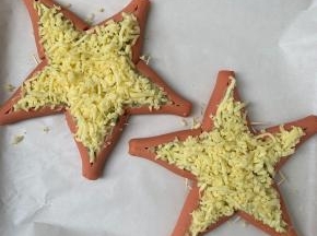 11、然后在上面撒上芝士。