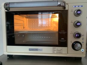 12、放入预热好的烤箱中。