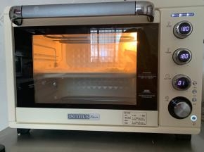 12、放入预热好的烤箱中。