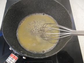 锅内放入黄油和清水小火加热，待黄油融化微开冒泡关火。