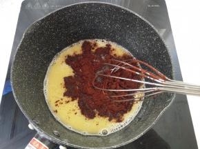 倒入可可粉。
