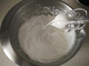 蛋白内分次加入细砂糖进行打发，拉起打蛋头出现小尖角。