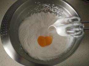 6倒入蛋黄。