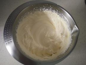 继续打发混合均匀。