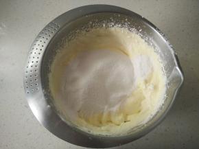 筛入低粉从底部往上翻拌均匀。