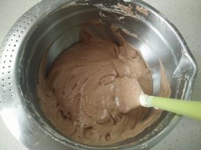 翻拌均匀装入裱花袋。