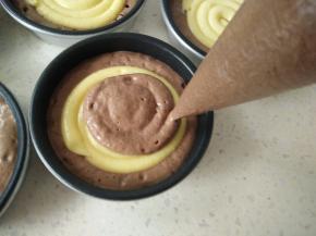 再挤一圈可可蛋糕糊，盖住卡仕达酱。