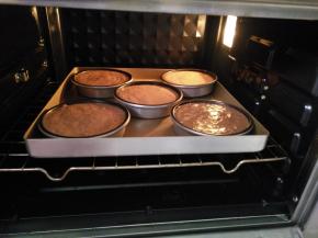 放进预热好的烤箱，150度，烘烤20分钟左右。