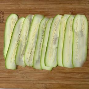 2、西葫芦洗净，切薄片（刀工好的话1根西葫芦，不好的话就需要2根了）。