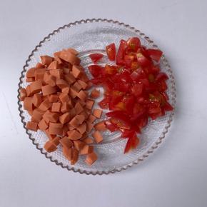 3、火腿肠和西红柿切丁。