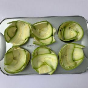 4、西葫芦片放模具中摆好。