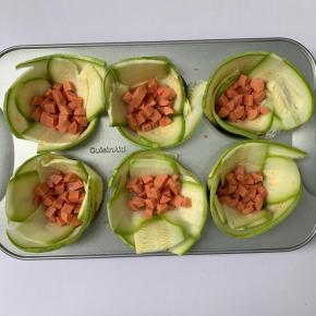 5、加入火腿肠丁。