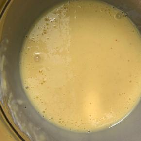 8、使劲搅匀它们。