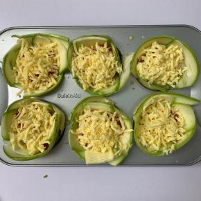 10、撒上芝士。