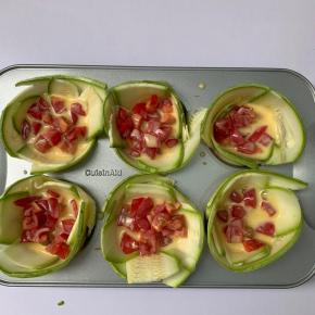 9、把鸡蛋糊加入到马芬杯中。