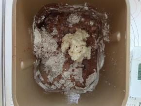 3、主面团材料除黄油和巧克力豆外，与烫种材料全部放入面包机揉面。
