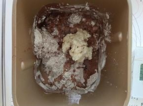 3、主面团材料除黄油和巧克力豆外，与烫种材料全部放入面包机揉面。
