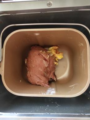 4、揉成团后加入软化的黄油继续揉。
