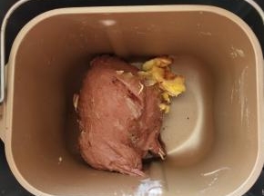 4、揉成团后加入软化的黄油继续揉。
