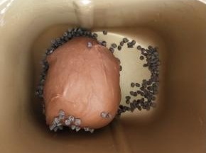 6、软化加入巧克力豆揉均匀即可。
