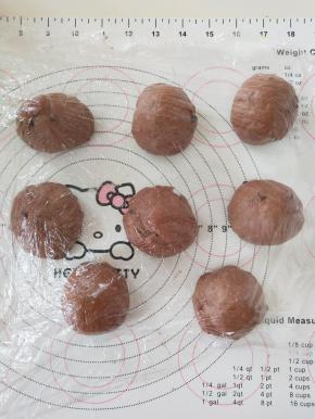 9、分割成8份，滚圆盖保鲜膜松弛15分钟。
