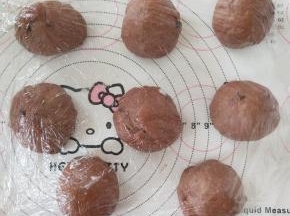 9、分割成8份，滚圆盖保鲜膜松弛15分钟。
