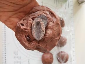 10、每个小面团包入适量的巧克力，收紧封口。
