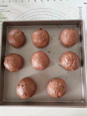 11、滚圆放入学厨9076金盘中。
