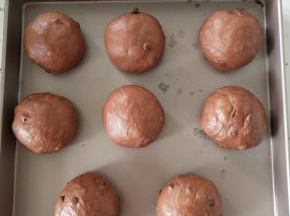 11、滚圆放入学厨9076金盘中。
