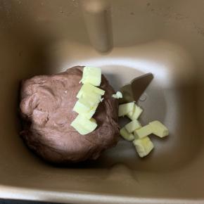 2、15分钟后加入软化好的黄油，再揉15-20分钟。