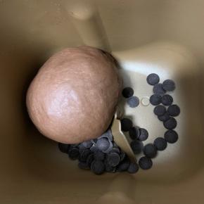 3、揉至完全拓展阶段加入巧克力豆，揉匀。