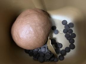 3、揉至完全拓展阶段加入巧克力豆，揉匀。