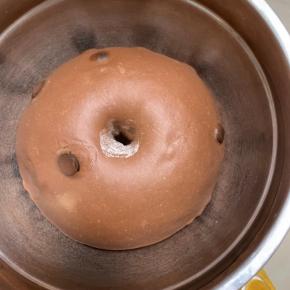 4、揉圆放盆里，盖保鲜膜发酵至2倍大。手指戳洞不回缩状态。