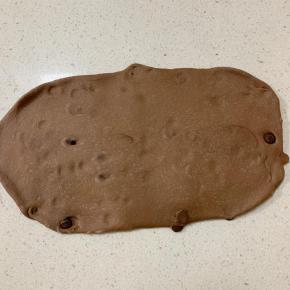 5、取出发酵好的面团，用擀面杖排气，然后擀长，擀宽。