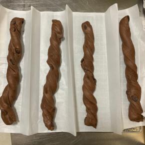 9、扭一扭，整形就好啦。油纸折成我这样，然后直接放在烤网上发酵。