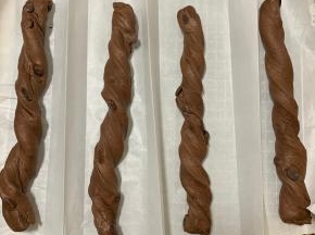9、扭一扭，整形就好啦。油纸折成我这样，然后直接放在烤网上发酵。