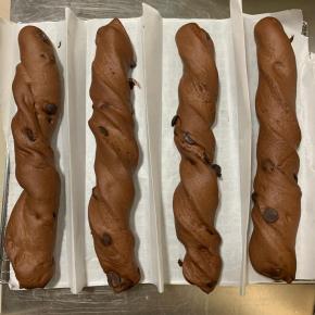 10、开启烤箱发酵功能，温度38度，放点温水，发酵至2倍大。