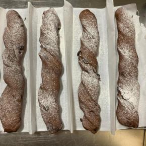 11、发酵好后，烤箱预热180度，在面包上撒一层高粉。