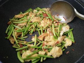 加入少许盐调味即可。