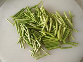 蒜苔洗净切段。